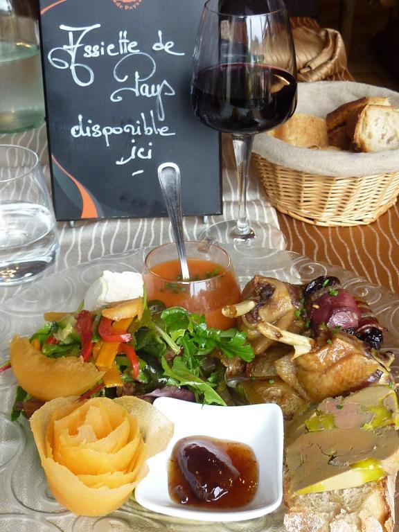 Logis Hotels - Hotel Et Restaurant Les Voyageurs Tournon-d'Agenais Экстерьер фото